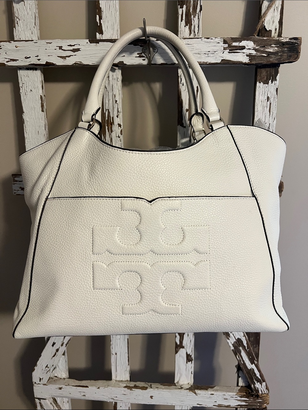 Tory Burch White PebbledShoulder Tote with With wallet Bombe T. Rare